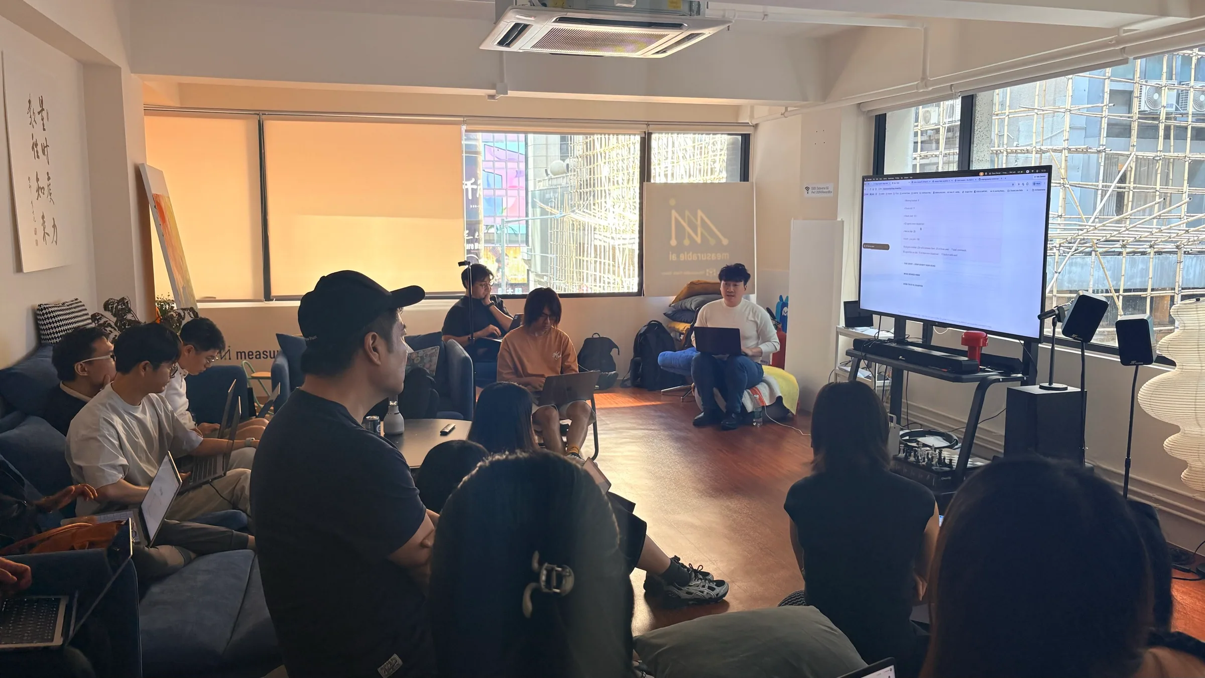 Os participantes se reuniram em torno de seus laptops durante o workshop OpenDesign Hong Kong.